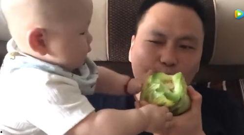 宝宝和爸爸吃瓜,宝宝与爸爸的甜蜜瓜趣时光