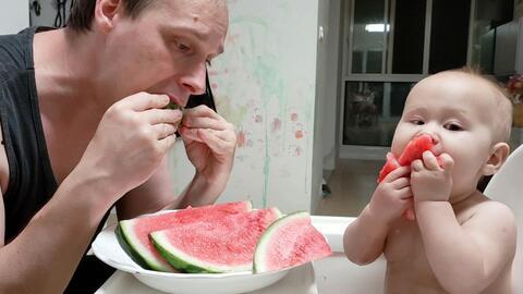 宝宝和爸爸吃瓜,宝宝与爸爸的甜蜜瓜趣时光