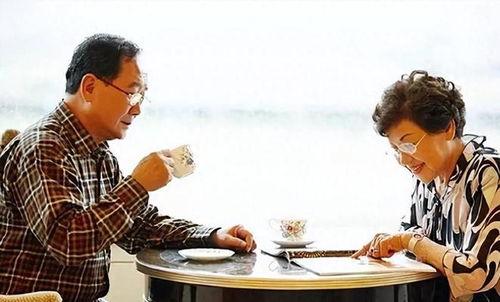 老人梦见抱瓜回家摘瓜吃,老人抱瓜回家，揭秘摘瓜食果的神秘寓意